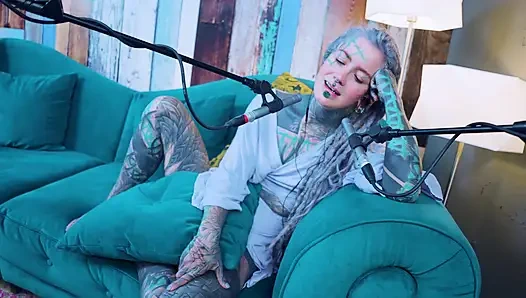 H hakkında konuşuyorum - mutluluk - asmr podcast sfw konuşuyor gotik sıska kız dreadlocks dövmeli model dövmeli kız