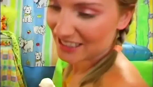 İki azgın lezbiyen genç kız amında çift dildoyla oynuyor
