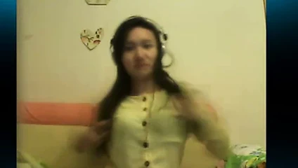 Çinli kız cam üzerinde oynuyor