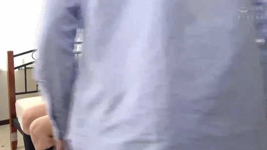 Ahlaksız genç üvey kız kardeş üvey erkek kardeşinin dairesini ziyaret ediyor. 2