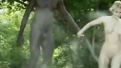 Genç sarışın ve onun siyah boğa kahrolası açık havada