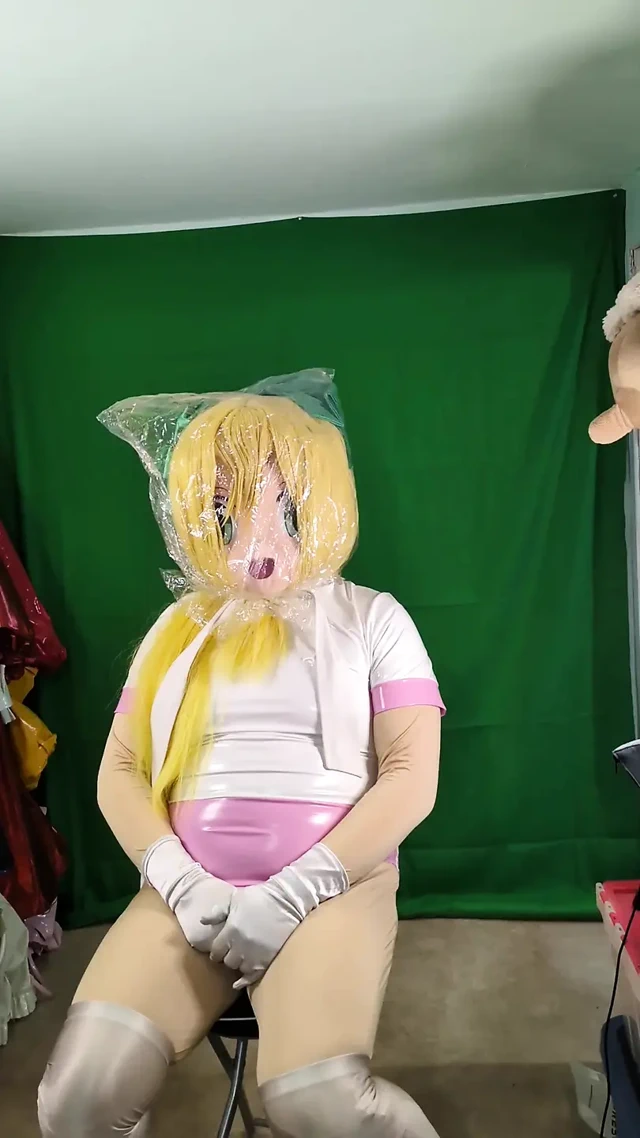 Kigurumi PVC spor salonu takım elbisesi içinde nefes alıp veriyor