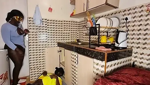 Azgın tesisatçı büyük götünü sikiyor