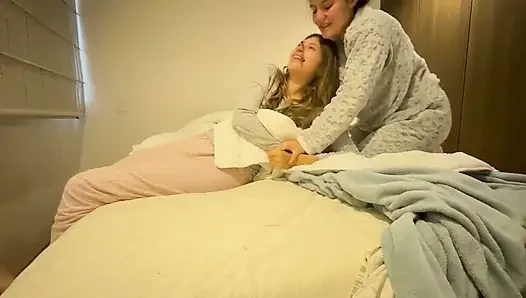 Kadınlar arasında güreş ve gıdıklama
