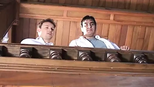 İki şanslı üniversiteli adam lezbiyen bir çiftle sikişiyor