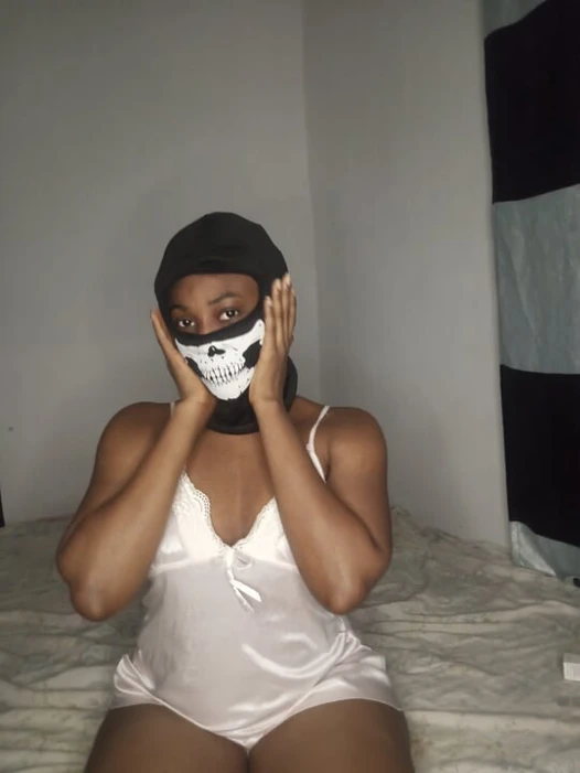 Yaramaz üvey kız kardeşimi mastürbasyon yaparken yakalıyorum ve ona yardım ediyorum