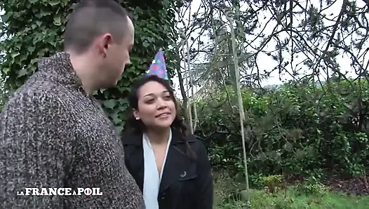 Güzel genç bir kadının sokağında götünü siktiriyor