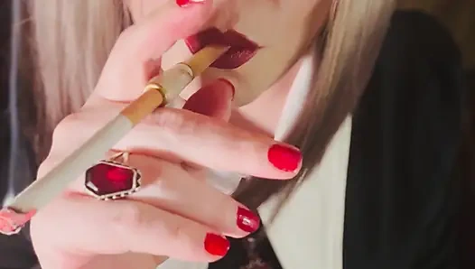 Sevimli Katolik kız Tina Snua mantar sigarası içiyor - bir sürü sallama ve snap inhales