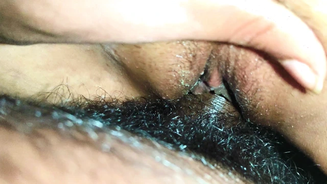 Ateşli Hintli kız arkadaşım ilk kez arkadaşımın evinde ateşli Hintli kız 18+ seksi - tam Hintçe ses