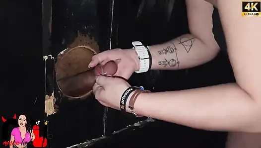 Kara Penis Için açgözlü Eşi, Kıçını Gloryhole'deki Yiyiciye Vermekten Kendini Alamıyor.