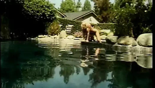 Seksi lezbiyen büyük memeli kız arkadaşının amını büyük bir yapay penis ile sikikleri