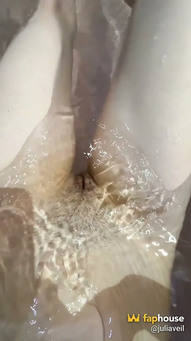 Banyo derlemesi - sualtında işeme, mastürbasyon ve edepsiz konuşma yakın çekim