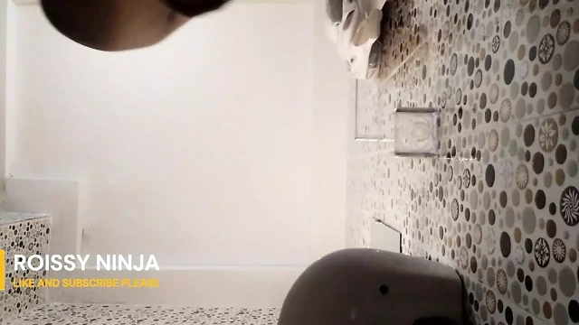 Oturma odasında ve sonra duşta mastürbasyon yapıyorum.