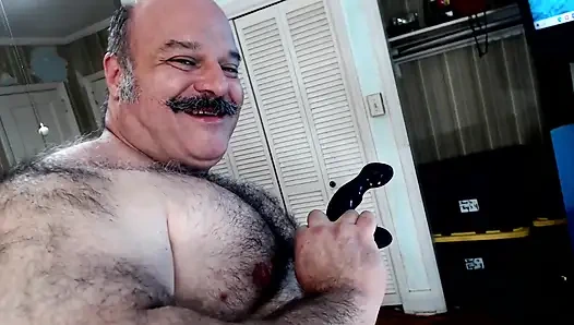 Bullmusclejoe kendi götünü tatmak için arkadaşlarının dildosunu kullanıyor!