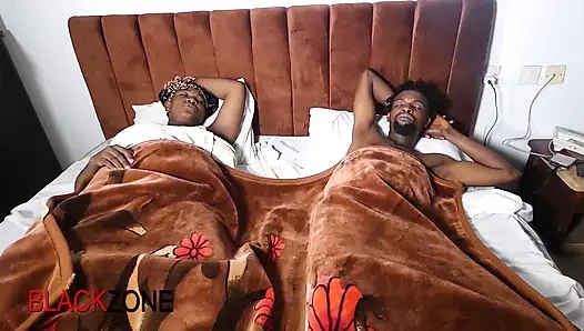 Kötü bir rüya gördü ve korkusunu sikiyor