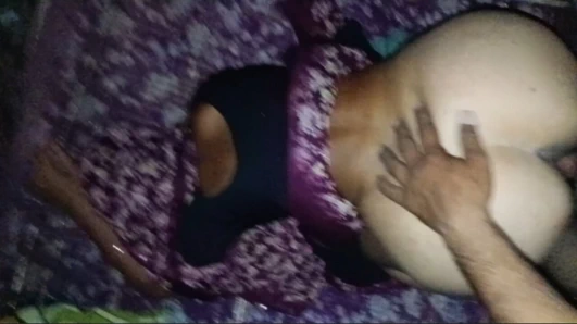 Hintli evli kadın ilk kez domaltarak köyde sikişiyor