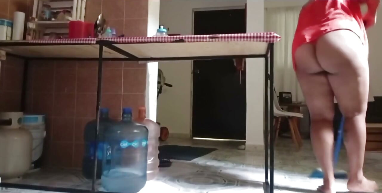 Karmica orta yaşlı seksi iri güzel kadın tombul Meksikalı mutfakta