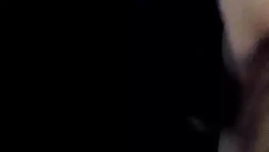 seksi beyaz kız sahiptir iki siyah musluklar