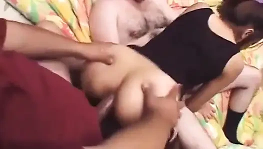 Küçük sürtük aynı anda iki yarağı birden paylaşmak istiyor