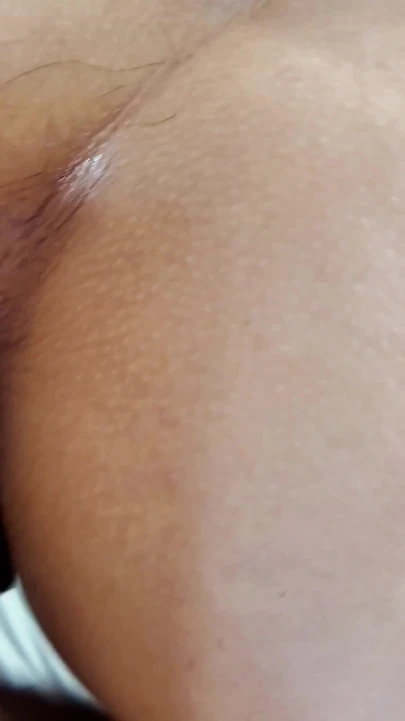 Обязательный для просмотра момент из "Маленькая милфа получает огромный член раком с ним она носит ее анальный плаг"