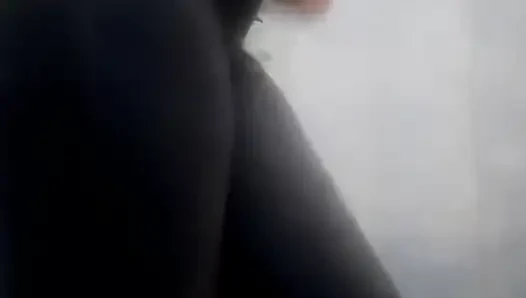 Banyoda gerçekten azıyorum ve sikişmeden önce seksi bir dans ediyorum