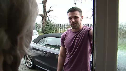 Büyük memeli bebek Victoria Sumers göğüslerine sıcak bir döl alıyor