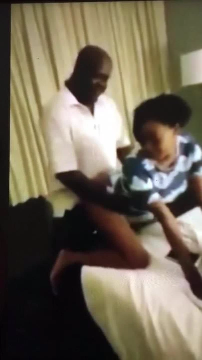 Papaz pantolonu aşağıdayken yakalandı