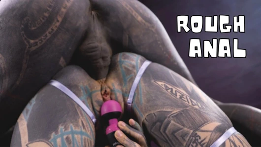 Alternatif kız dövmeli gırtlağına kadar sikişiyor ve anal sikişiyor