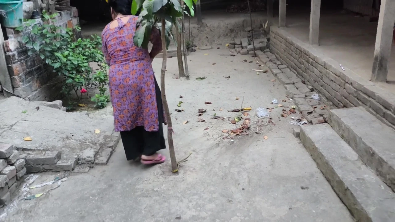 मेरी आंटी यार्ड की सफाई कर रही थी। लेकिन मैंने उसे गले लगाया, उसे अपनी आंटी की गांड में डाल दिया, और उसे गांड चुदाई शुरू कर दी