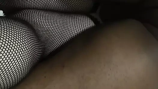 Azgın kızıl saçlı, siyah yabancıya onu tohumla doldurması için yalvarır