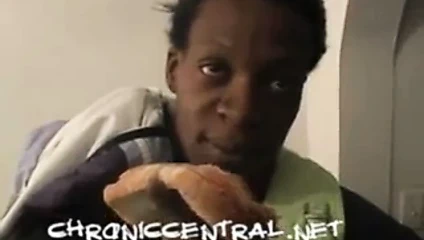 O trick bu genç siyah sürtük için sikme üzerinde xhamster