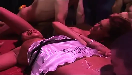 Olgun esmer ıslak grup seks çılgınlığında genişliyor
