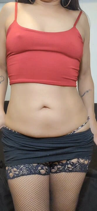 Betty Rivera ellerini o amından uzak tutamıyor! Oyuncağını kullanarak kendini o kadar iyi sikiyor ki çarşaflarını dağıtıyor.