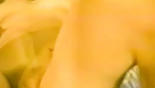 Küçük memeli sarışın dildoyla amını mastürbasyon yapıyor