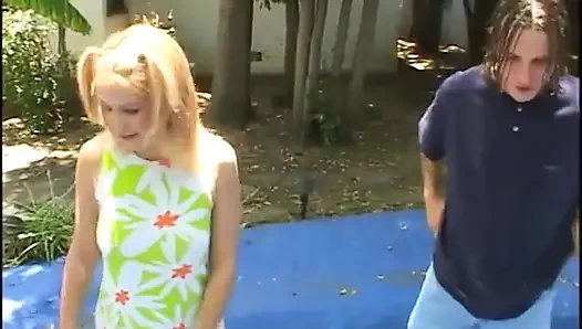 Veut être voyou, une blonde innocente se fait sortir