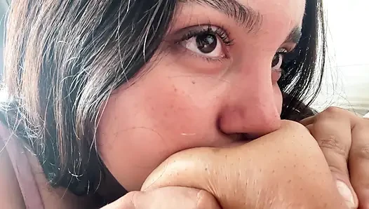 İki emziren kız boş göğüslerine yardım ediyor