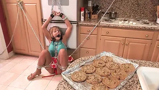 Büyük göğüsler esaret altında mutfakta sikişiyor