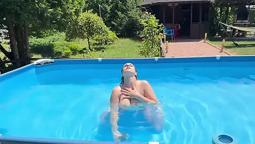 Nefesimi havuzda su altında tutarken dildo sikişi ve dildo sakso