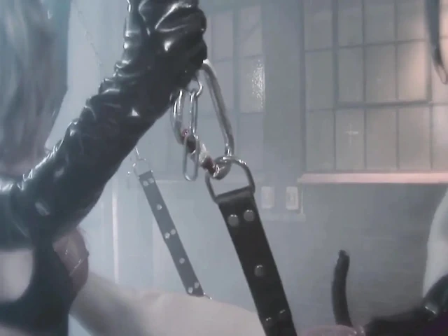 Seksi üniformalar- iç çamaşırlı seksi sarışın bdsm seansında dildo ve yarakla sikişiyor