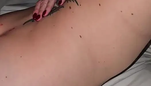 Götüme ağda damlatıyor ve sonra beni serinletmek için amcığıma boşalıyor!