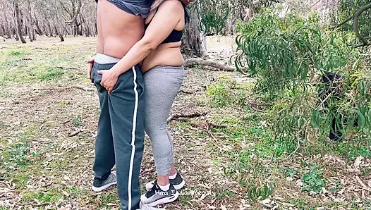 Komşusuyla ateşli Hintli evli kadın - desi orta yaşlı seksi kadın açık havada sevişme - büyük göt yalama - göğüs basını