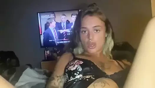 Tombul büyük memeli 19 y.o emo sıkı amına dildo sokuyor