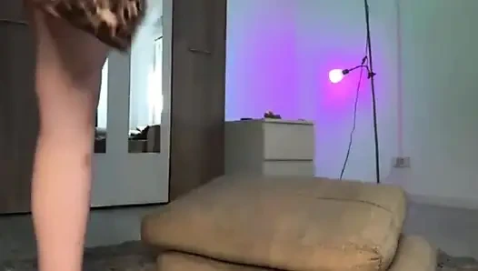 Jucielussie büyük dildo ile anal sikişiyor