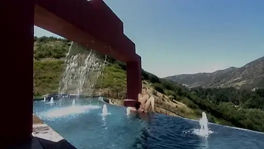 Büyüleyici şık zevkler bir macera sırasında açık havada sikiliyor