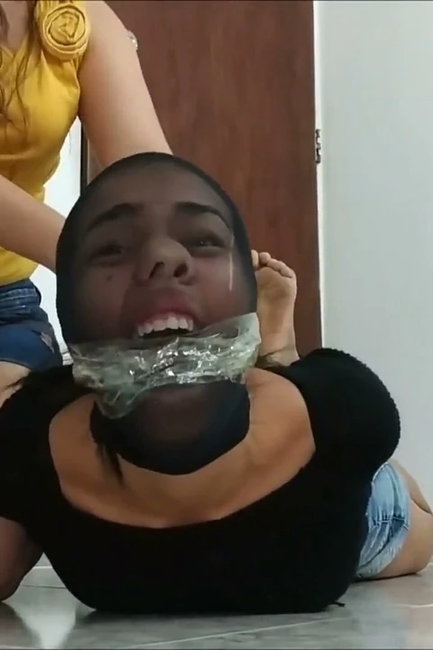 Üvey anne ve üvey kızları ilk esaret ilk videolarında!