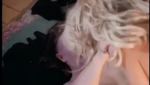 Büyük yarak ve lezbiyen dildo götten çifte sikişiyor üçlü grup seks (tam orijinal film.)