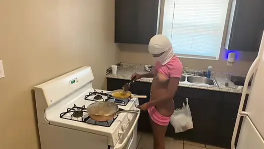 Hot babe naked making breakfast for her boyfriend m