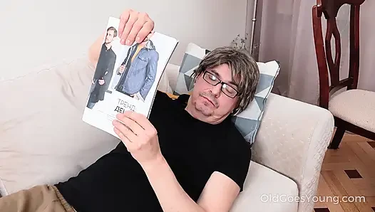 Kızıl tatlı kız gri saçlı bir adamı baştan çıkarıyor