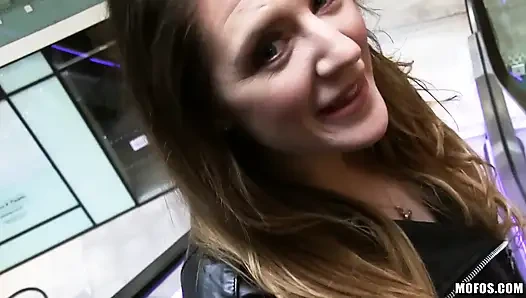 Mofos - büyük memeli İngiliz Samantha luke'a ilk kez götüne girmeden önce parmaklarıyla rehberlik ediyor