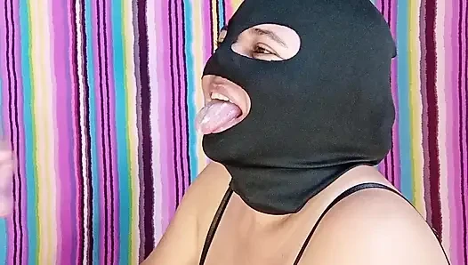 Azgın Hintli orta yaşlı seksi kadın gırtlağına kadar alıyor ve bir profesyonel gibi anal seks yapıyor